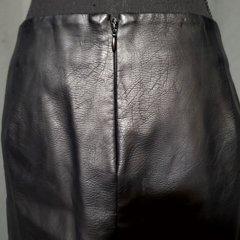 Guess Black Faux Leather Embroidered Floral Skirt Size 6 - Picture 7 of 9